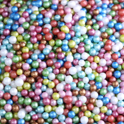 Confeitos redondos coloridos iridescentes para decoração de bolos