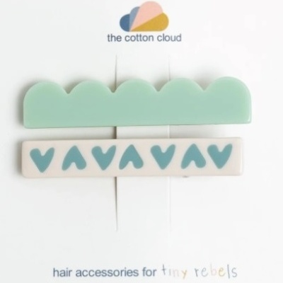 Acessórios para cabelo de plástico verde e branco com padrão azul em cartão da marca The Cotton Cloud