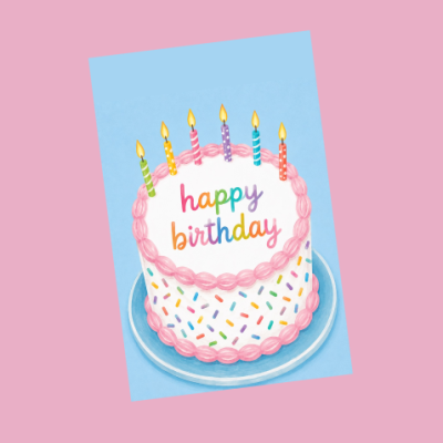 Bolo de aniversário branco com glacê rosa, granulados coloridos e velas acesas
