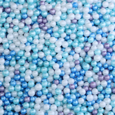 Pequenas esferas brilhantes coloridas em tons de azul, branco e lilás agrupadas