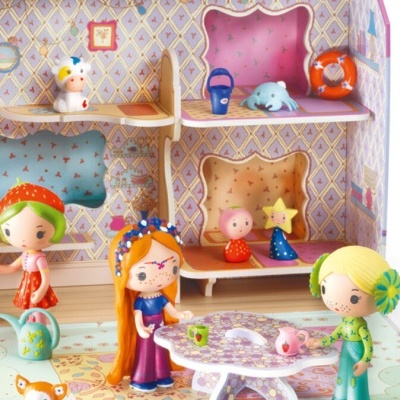 Conjunto de bonecas e cenário de quarto infantil com móveis miniatura e papel de parede padrão geométrico