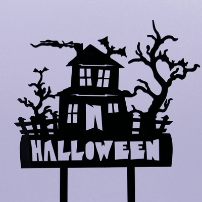 Placa decorativa preta de Halloween com casa assombrada, árvores secas, morcegos e palavra 'HALLOWEEN' em fundo lilás.