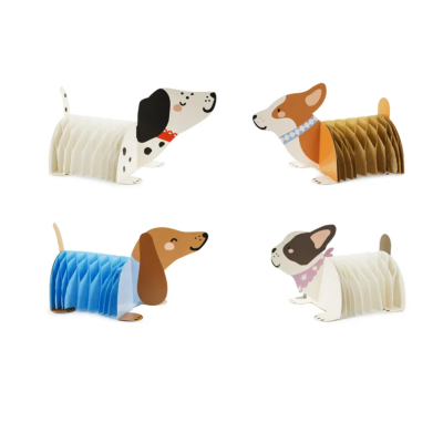 Figuras de cães decorativos em papel/cartão coloridos com textura dobrada.