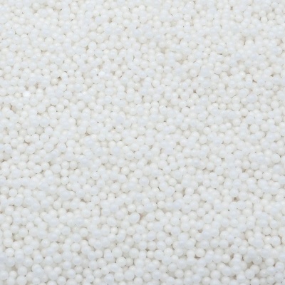 Grânulos pequenos e brancos com textura uniforme