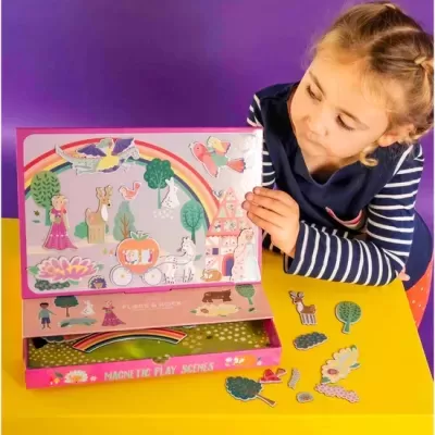 Jogo de cena magnética com peças coloridas e menina a brincar