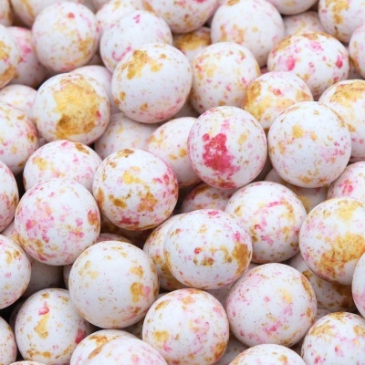 Bolas de chocolate brancas com manchas douradas e rosas