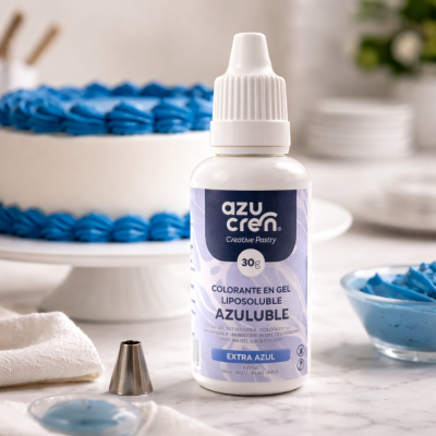 Frasco branco de corante em gel azul com bolo e utensílios de confeitaria