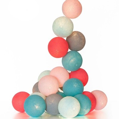 Esferas decorativas coloridas empilhadas