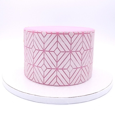 Bolo redondo branco com padrão geométrico rosa
