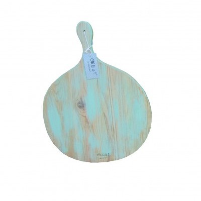Tábua de corte redonda em madeira clara com pega e etiqueta
