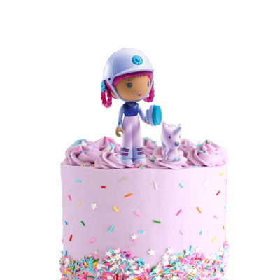 Bolo rosa com granulados multicoloridos e figuras de brinquedo no topo