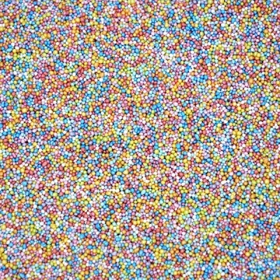 Pequenas bolas coloridas variadas espalhadas uniformemente