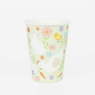 Copo de papel com ilustrações de coelhos, galinhas, pássaros, flores e cenouras