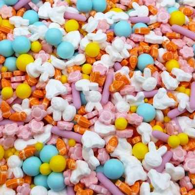 Confeitos coloridos variados em formas de coelho, flores, círculos e tubinhos