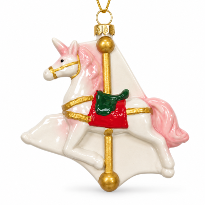 Enfeite de Natal unicórnio branco com crina rosa e sela vermelha e verde