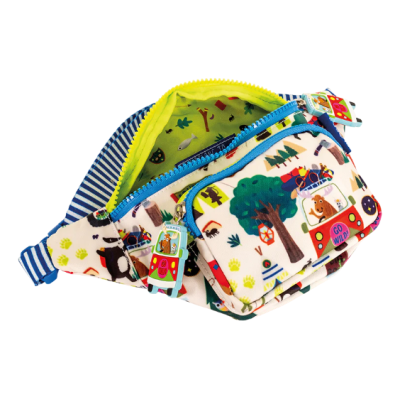 Bolsa tipo cinto com padrão colorido de animais e árvores, fecho azul e riscas azuis e brancas