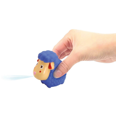 Brinquedo de ovelha azul a espirrar água com mão a pressionar