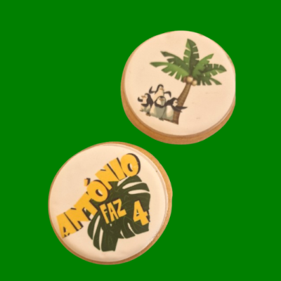 Duas peças redondas em madeira com ilustrações de palmeira e texto ANTÓNIO FAZ 4