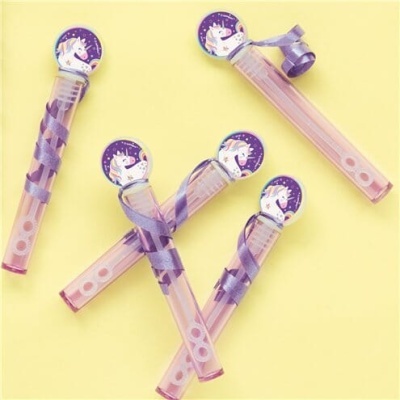 Tubos de plástico com líquido cor-de-rosa e etiqueta de unicórnio sobre fundo amarelo