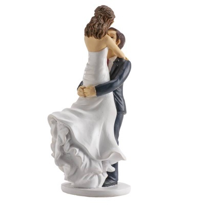 Figura decorativa de noivos a abraçar com vestido branco e fato azul.