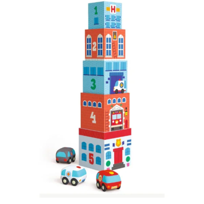 Blocos empilhados com números e edifícios e três carrinhos de brinquedo coloridos