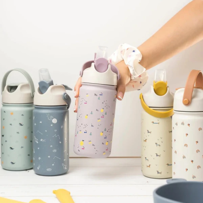 Cinco garrafas infantis coloridas com padrões em fundo branco