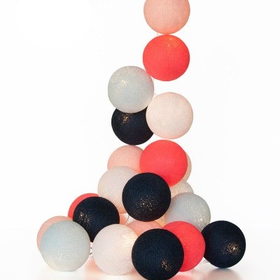 Bolas decorativas coloridas em tecido empilhadas