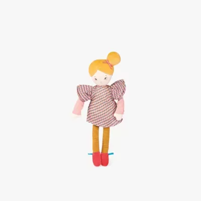 Boneca de pano com vestido colorido e cabelo amarelo apanhado