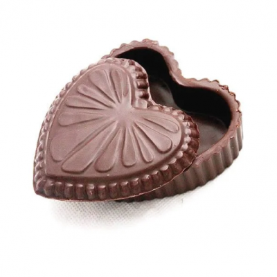 Caixa de chocolate em forma de coração castanha, aberta, com padrão em relevo na tampa