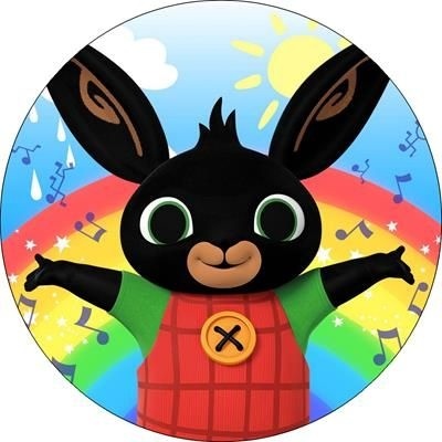 Personagem coelho preto com roupas vermelhas e verdes em fundo colorido com arco-íris e sol