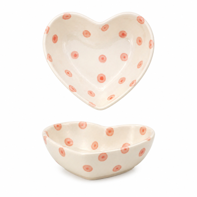Duas tigelas de cerâmica em forma de coração creme com bolinhas cor de rosa.