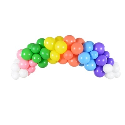 Arco decorativo feito de balões coloridos