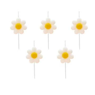 Cinco velas em forma de flor com pétalas brancas e centro amarelo