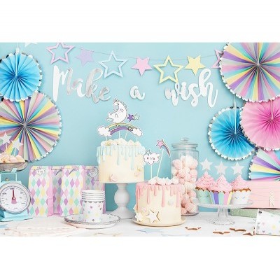 Mesa decorada com bolos, cupcakes, doces e decoração em tons pastel com faixa 'Make a wish'