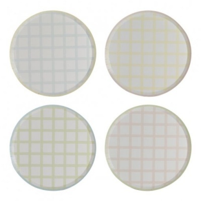 Quatro pratos redondos em cerâmica com padrão xadrez colorido pastel
