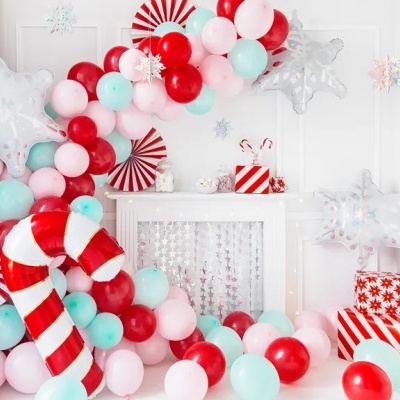 Decoração festiva com balões coloridos e presentes embrulhados em papel vermelho e branco