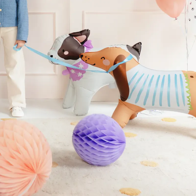 Balões insufláveis de animais coloridos num tapete com pontos amarelos