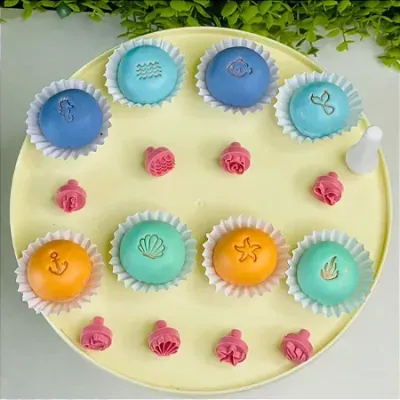 Doze cupcakes coloridos com símbolos marítimos em placa amarela