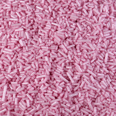 Granulados de confeitaria rosa brilhantes em close-up