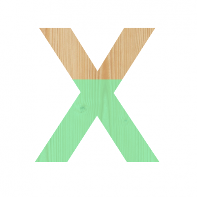 Letra X de madeira metade natural metade verde menta