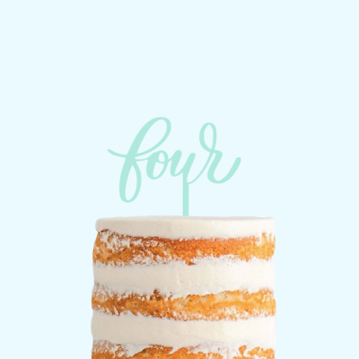 Bolo de várias camadas com topo azul claro escrito 'four'