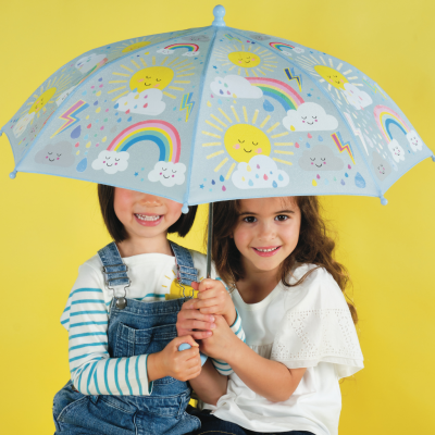 Guarda-chuva infantil azul claro com desenhos de sol e nuvens coloridas