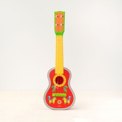 Guitarra pequena colorida de madeira com decoração vermelha e detalhes coloridos