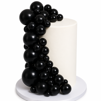 Bolo branco cilíndrico decorado com bolinhas pretas brilhantes