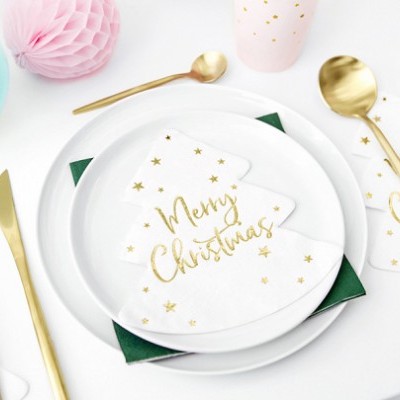 Mesa posta com guardanapos de Natal, pratos brancos e talheres dourados