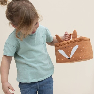 Criança segura bolsa castanha com rosto de raposa e orelhas 3D