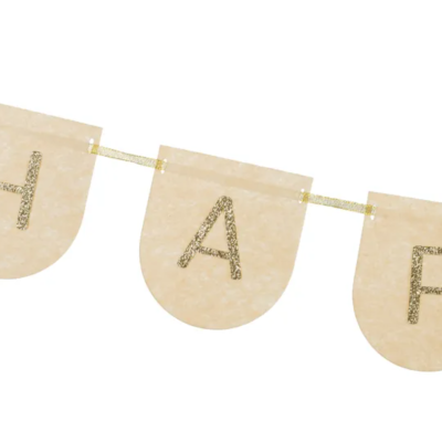 Bandeirolas decorativas com letras douradas no papel bege