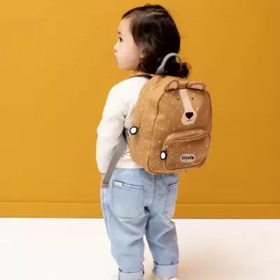 Criança de costas com mochila castanha com rosto de urso e alças cinzentas
