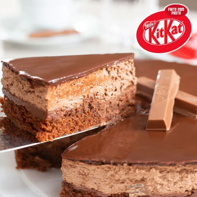 Bolo de chocolate com camadas e barras KitKat no topo