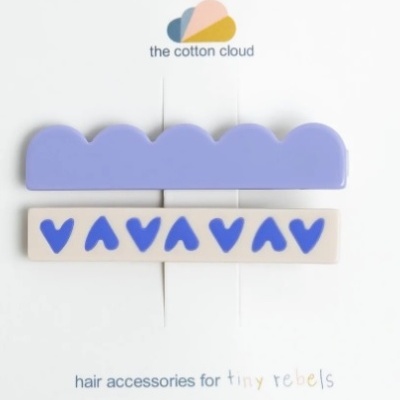 Acessórios para cabelo azul e branco da marca the cotton cloud, com padrão de corações azuis